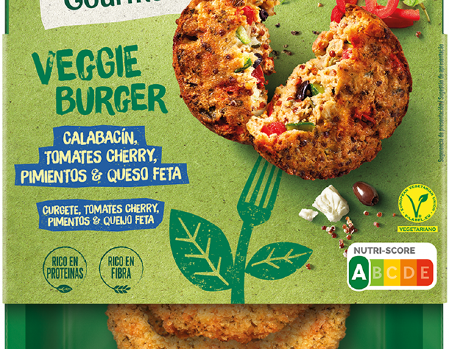 La hamburguesa está hecha con verduras habituales en la cocina -como calabacín, tomate cherry, pimiento rojo y cebolla- combinadas con quínoa roja, aceitunas negras, especias y plantas aromáticas.