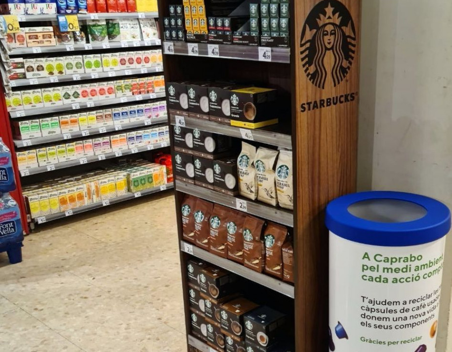 Para la gestión del reciclado de las cápsulas de café, la compañía ha diseñado un proceso de logística inversa de recogida de las cápsulas usadas en tienda.
