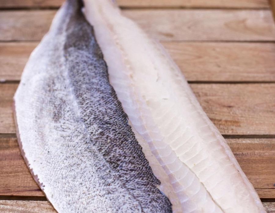 Este pescado es especialmente rico en proteínas, vitaminas D y B12 y aporta, también, selenio y yodo, indispensables para un buen funcionamiento del metabolismo. Además, procede de compañías pesq