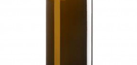 La botella de 750 ml. está fabricada en vidrio traslúcido oscuro para preservar de la luz su contenido.