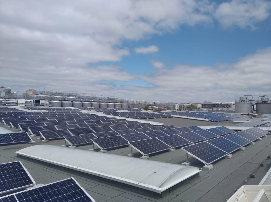 La planta fotovoltaica cuenta con 977 paneles solares con una potencia de 415,4 kWp y ocupa una superficie total de 8.000 metros cuadrados.