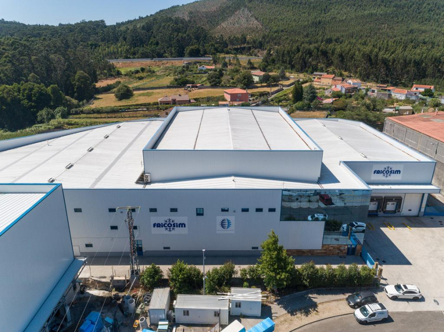 La nueva cámara, situada en el polígono industrial de A Tomada en A Pobra do Caramiñal, cuenta con espacio para 3.000 palés y temperatura de -25 grados, en un volumen de 18.200 metros cúbicos.