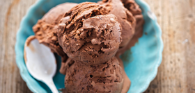 En el surtido de helados de Carrefour tienen cabida tanto los productos de grandes empresas nacionales como los productos de pequeñas y medianas empresas locales y también de proveedores procedentes