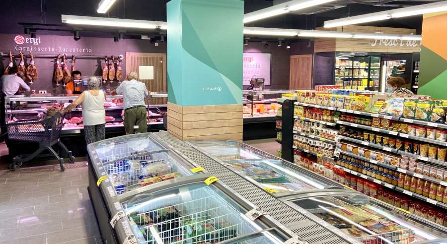 El supermercado Spar de Bordils ha empleado a ocho personas, tiene una sala de venta de 400 metros cuadrados y cuenta con una instalación de 107 paneles fotovoltaicos.