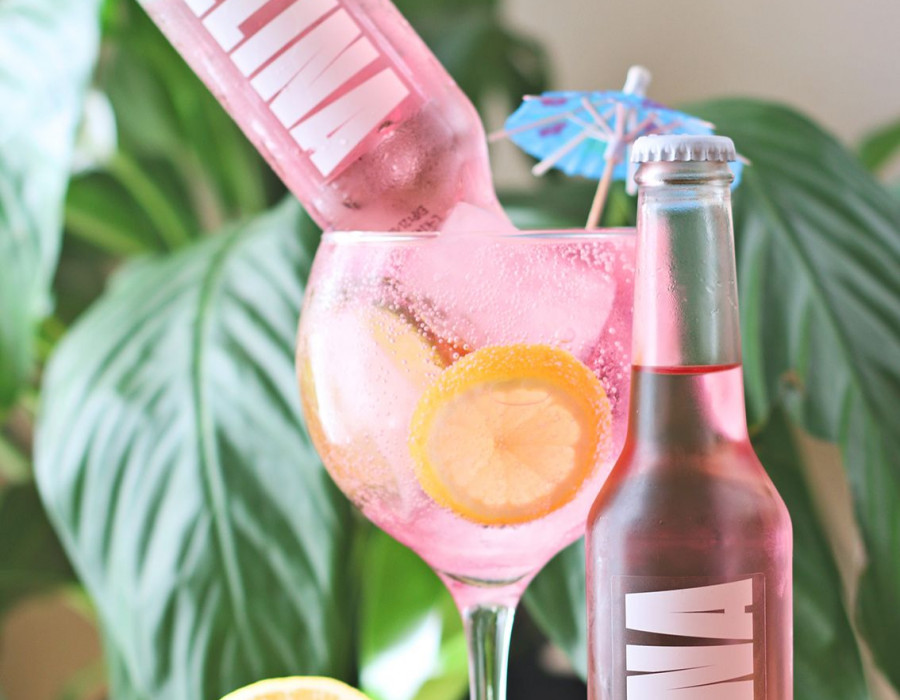 Felina no tiene azúcar, tiene 77 calorías y 1.5 g de carbohidratos por botella, es gluten free, vegana y se presenta en una botella ecofriendly.