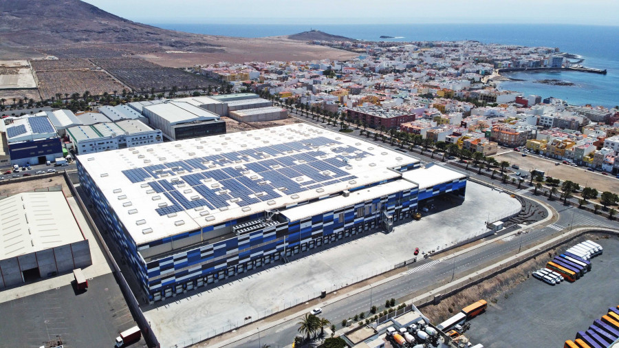 El nuevo almacén Lidl de Agüimes dispone de más de 25.000 metros cuadrados de superficie, tiene capacidad para almacenar unos 21.000 palés y cuenta con hasta 49 muelles de carga y descarga.