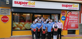 El supermercado Supersol de la calle San Rafael, cuenta con una sala de ventas de 262 metros cuadrados, da empleo a 12 personas.