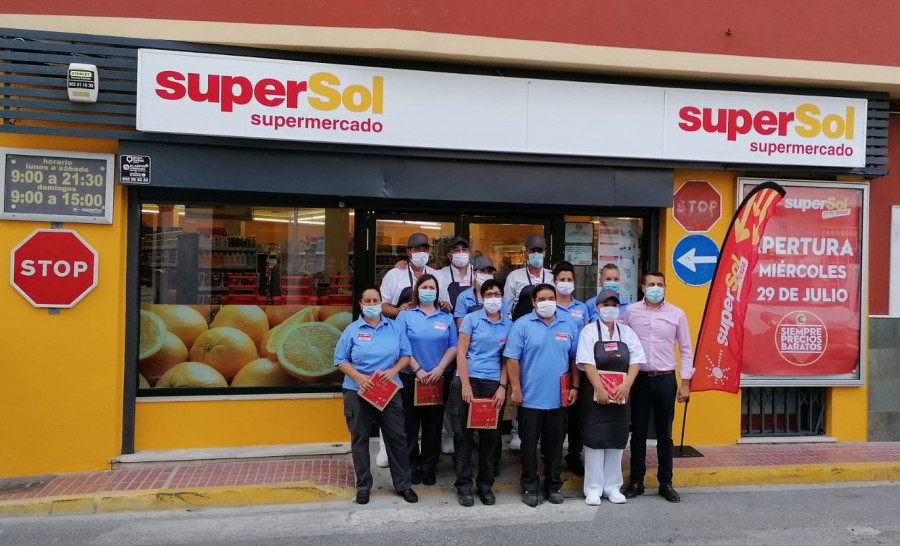 El supermercado Supersol de la calle San Rafael, cuenta con una sala de ventas de 262 metros cuadrados, da empleo a 12 personas.