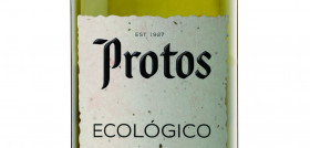 Protos Verdejo ecológico 2019 presenta un característico color amarillo pajizo con matices verdosos característicos de la variedad.