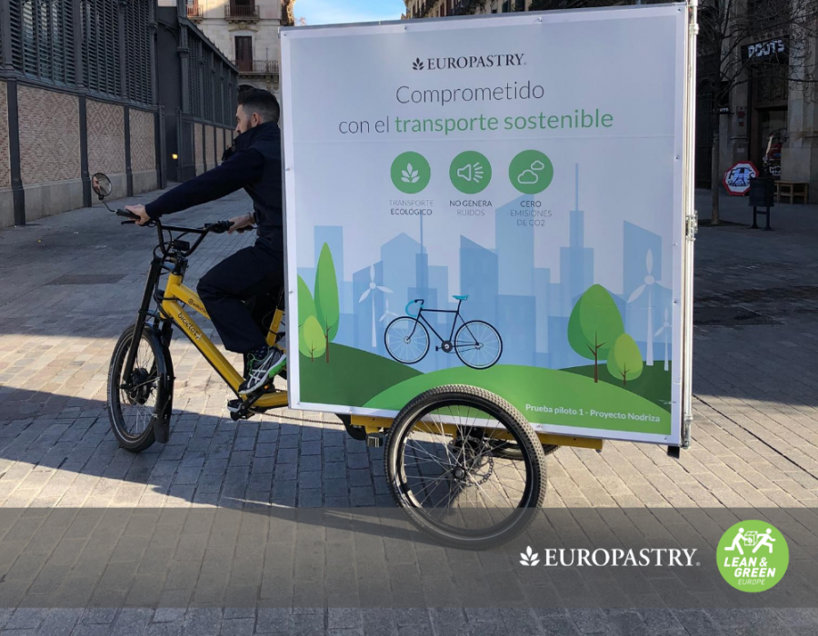 Europastry ha incorporado vehículos más sostenibles, como bicicletas eléctricas para el reparto capilar en grandes centros urbanos, camiones propulsados por gas natural o mega camiones para disminu