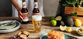 Cruzcampo Andalusian IPA es una receta de inspiración artesana en la que se sienten algunos de los aromas más característicos de Andalucía, como los cítricos o notas a frutas más tropicales como