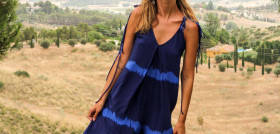 En todas las prendas de la colección se ha buscado la inspiración batik y destacan los estampados tie dye en azul tinta y colores naturales.