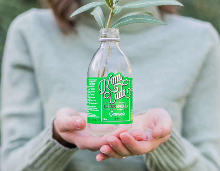 la Kombucha, se trata de una bebida rica en antioxidantes, vitaminas, ácido fólico y otros nutrientes, que ayuda a mejorar el sistema inmunológico, a limpiar de toxinas el hígado y el cuerpo y a m