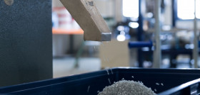 CuRe Technology usa un proceso de despolimerización parcial acortando las cadenas de polímeros de forma suficiente para permitir la eliminación de impurezas y para rejuvenecer/reciclar el PET de us