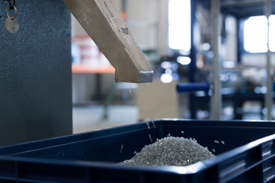 CuRe Technology usa un proceso de despolimerización parcial acortando las cadenas de polímeros de forma suficiente para permitir la eliminación de impurezas y para rejuvenecer/reciclar el PET de us