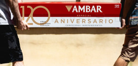 se trata de un pack de 120 latas de Ambar Especial, que se presenta en un packaging de 1,05 metros de largo y 40 kilos en total, disponible a través del e-commerce de Ambar.