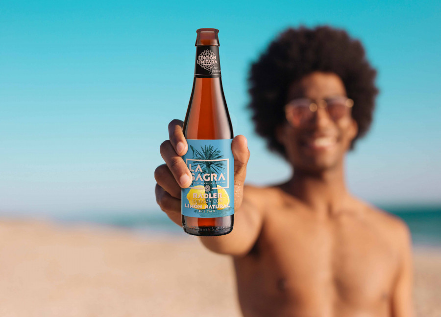 El diseño de La Sagra Radler sigue la línea estética de la nueva imagen, a la que se añaden diferentes motivos veraniegos y el limón, protagonista de esta nueva variedad.