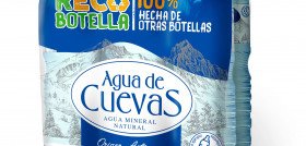 Agrupador de seis botellas de litro y medio de Agua de Cuevas con su nuevo envase fabricado con material 100% reciclado.