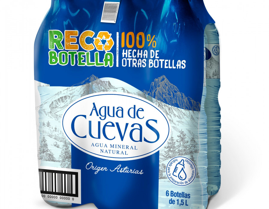 Agrupador de seis botellas de litro y medio de Agua de Cuevas con su nuevo envase fabricado con material 100% reciclado.