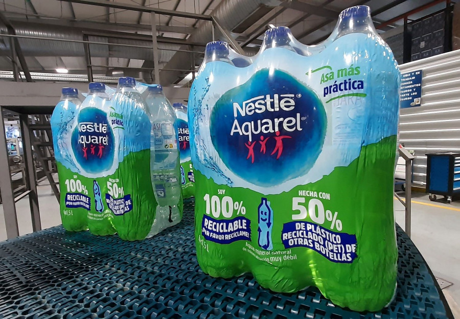 Las botellas de 75 centilitros y 1,5 y 5 litros ya contienen en sus envases plástico PET ya reciclado.