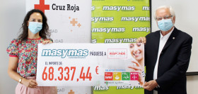 Eva Rodríguez, consejera delegada de masymas, Hijos de Luis Rodríguez, hace entrega del cheque a José Mª Lana, presidente de Cruz Roja Asturias.