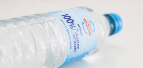Bezoya ha querido lanzar al mercado botellas de 330 y 500 mililitros hechas 100% con plástico reciclado. Este año 2020, además, sus botellas de 1,5 litros y de 5 litros ya tendrán un 50% de plást