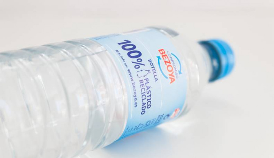 Bezoya ha querido lanzar al mercado botellas de 330 y 500 mililitros hechas 100% con plástico reciclado. Este año 2020, además, sus botellas de 1,5 litros y de 5 litros ya tendrán un 50% de plást