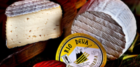 Ofrece seis referencias de Quesos Río Deva: Quesuco de vaca con D.O. Quesuco de Liébana, Quesuco de vaca ahumado también con D.O. Quesuco de Liébana y otros quesos como los de oveja, cabra, tres l