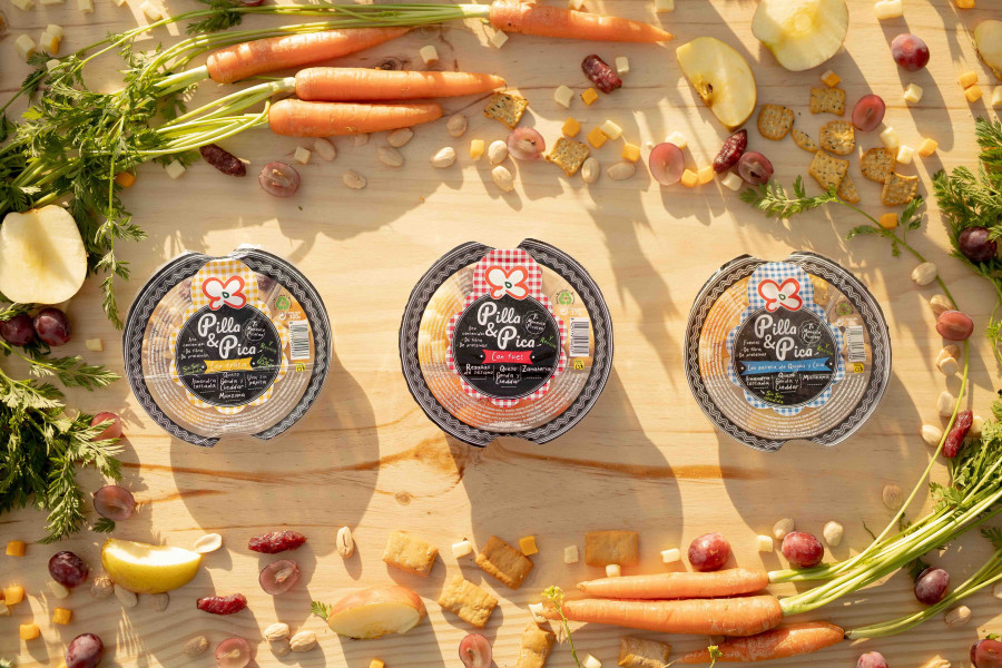 La gama se presenta en envases de entre 80 y 170 gramos y contiene una base de almendras tostadas y queso, disponible en tres variedades: fruta, galleta o mini-fuet.