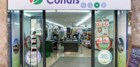 El nuevo supermercado dispone de 200 metros cuadrados y una plantilla de cuatro trabajadores.