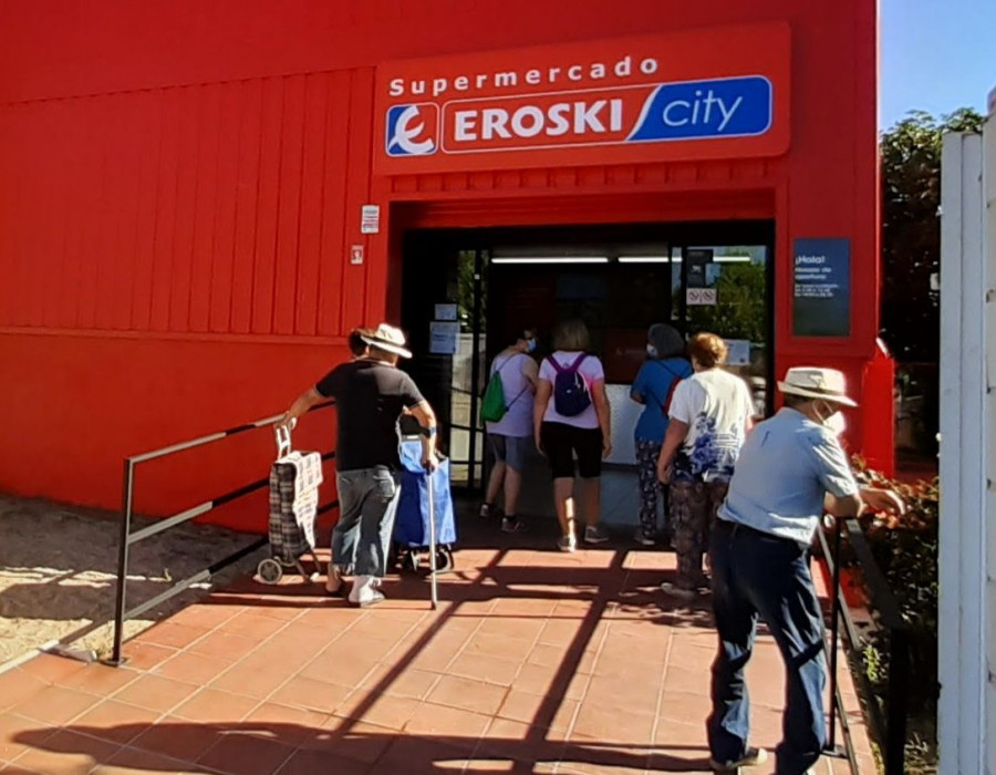 El nuevo supermercado franquiciado, situado en el número 2 de la calle de la Unión en la localidad madrileña de Navas del Rey, cuenta con más de 370 metros de superficie.