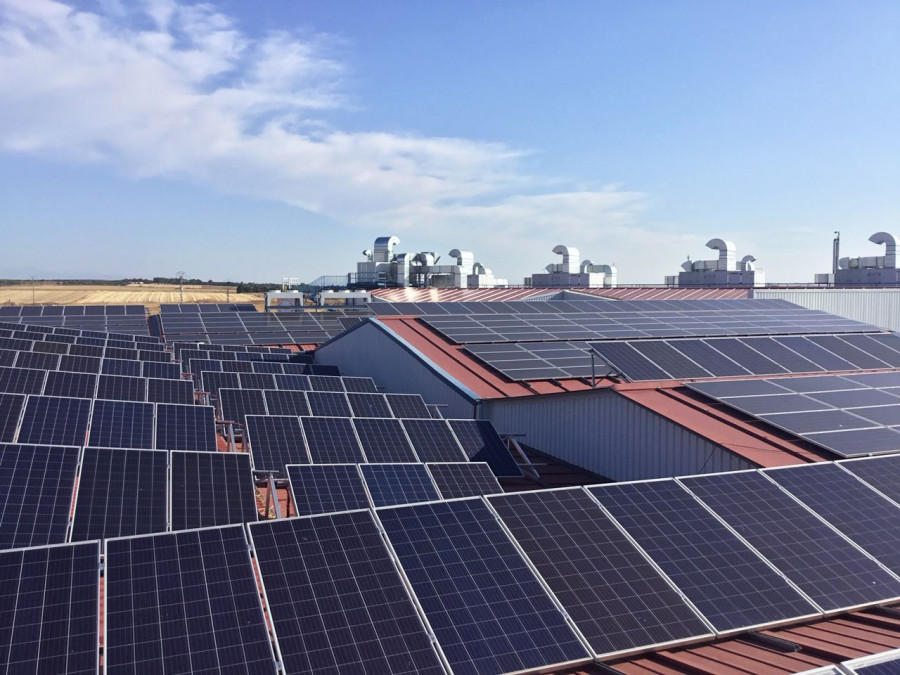 Paneles solares colocados en las instalaciones de las localidades toledanas de Escalonilla y Gerindote, lo que ha supuesto una inversión de un millón de euros por parte de la compañia.