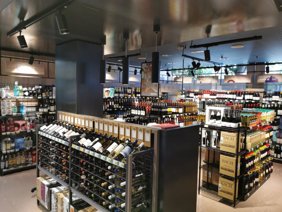 El nuevo espacio está situado en la tienda Nova Balafia, ubicada en la Calle Baró de Maials, 107-113, y dispone de más de 500 referencias de vinos, cavas, licores y cervezas.