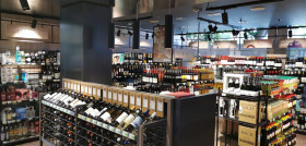 El nuevo espacio está situado en la tienda Nova Balafia, ubicada en la Calle Baró de Maials, 107-113, y dispone de más de 500 referencias de vinos, cavas, licores y cervezas.