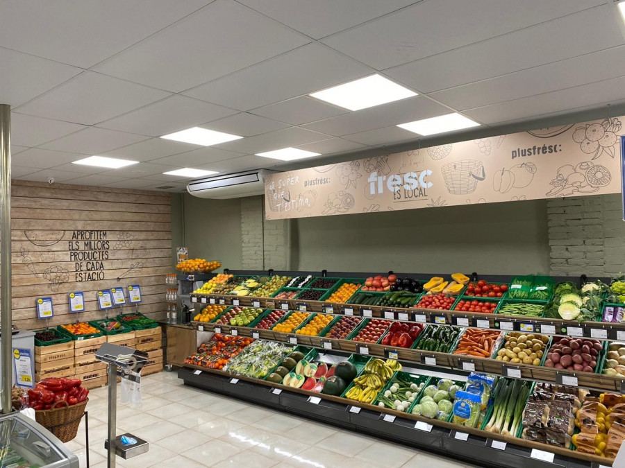 El nuevo local ofrece un surtido de frutas y verduras frescas donde destaca la variedad de productos de producción local.