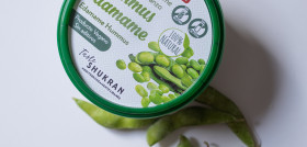 El nuevo hummus con edamame de Taste Shukran está a la venta en exclusiva en la sección de refrigerados de 320 hipermercados y supermercados de Carrefour en España.