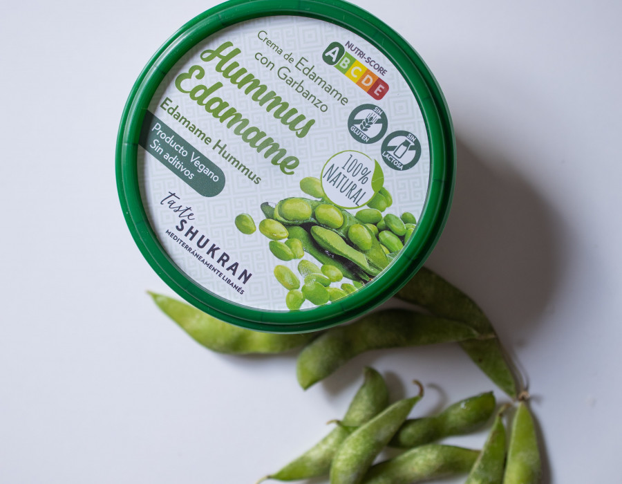 El nuevo hummus con edamame de Taste Shukran está a la venta en exclusiva en la sección de refrigerados de 320 hipermercados y supermercados de Carrefour en España.