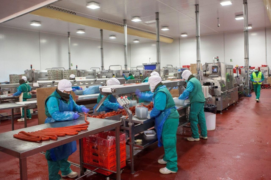 Los trabajadores en los mataderos, como en el resto de las industrias cárnicas, están protegidos por los equipos de protección individual para proteger su salud e integridad y evitar posibles conta