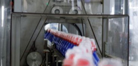 La nueva línea de envasado de detergente líquido de Henkel Ibérica consigue llenar hasta 300 botellas de detergente al minuto.