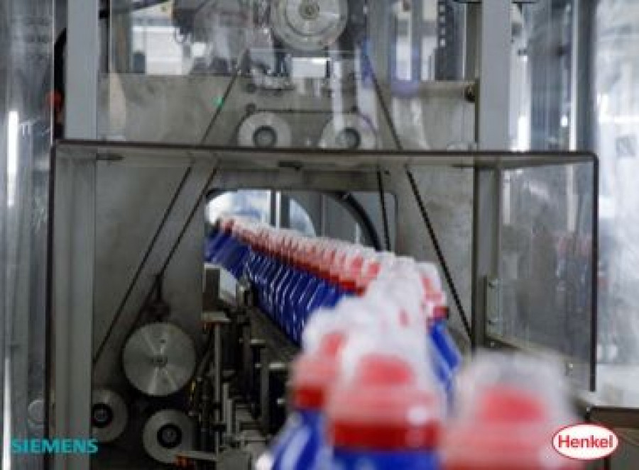 La nueva línea de envasado de detergente líquido de Henkel Ibérica consigue llenar hasta 300 botellas de detergente al minuto.