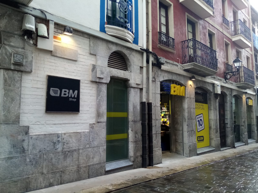 Esta nueva tienda se ubica en pleno Casco Viejo, en la calle Erremedio 22, y dispone de una sala de venta de 150 metros cuadrados.