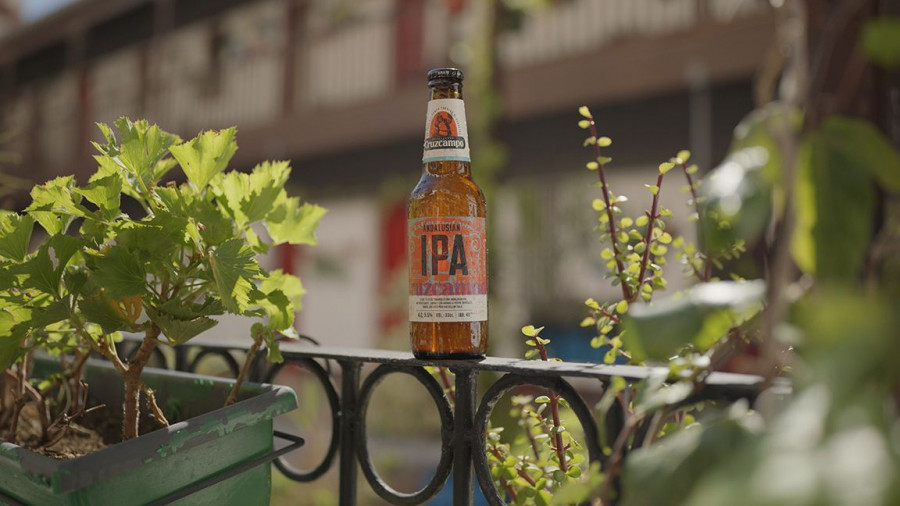 Esta nueva cerveza de Cruzcampo presenta un color pálido con matices anaranjados, destacando los aromas afrutados y herbáceos combinados con el sabor a cereal y el amargor típico de las cervezas es