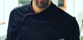Isaac Bernal con su plato “Entre Tierras y Mar”; una presentación de pulpo teñido a base de soluciones naturales en tempura sobre un ajoblanco de almendras, un caviar de aceite de oliva y piment