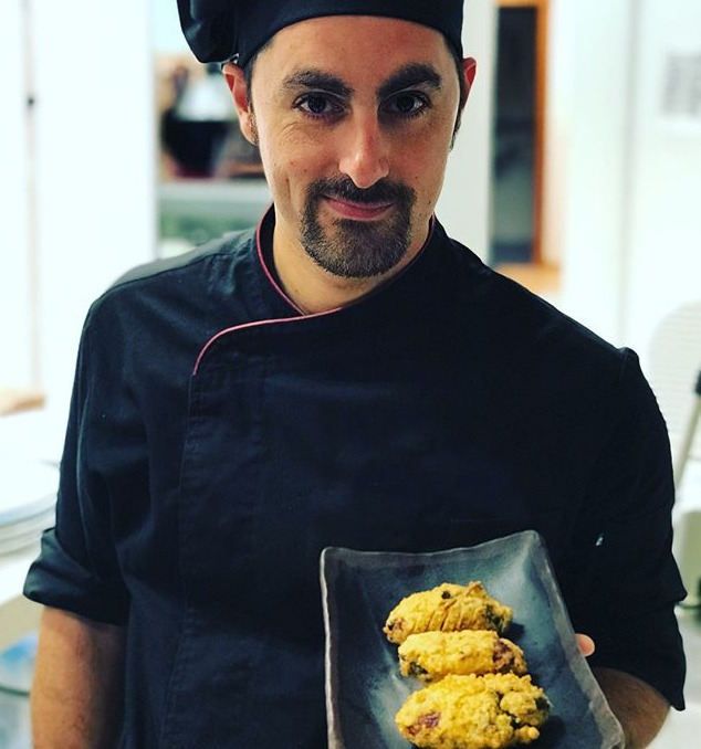 Isaac Bernal con su plato “Entre Tierras y Mar”; una presentación de pulpo teñido a base de soluciones naturales en tempura sobre un ajoblanco de almendras, un caviar de aceite de oliva y piment