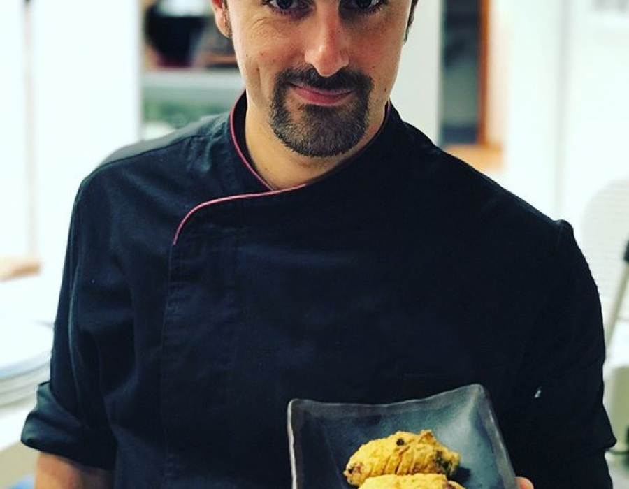Isaac Bernal con su plato “Entre Tierras y Mar”; una presentación de pulpo teñido a base de soluciones naturales en tempura sobre un ajoblanco de almendras, un caviar de aceite de oliva y piment