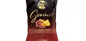 Lay’s Gourmet sabor Jamón Ibérico se incorpora a las últimas propuestas de sabores de la gama, junto con Trufa negra y sal marina, así como Crema de queso y cebolla caramelizada.