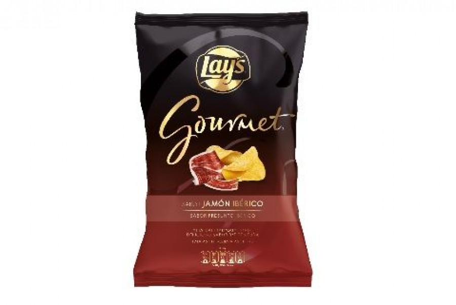 Lay’s Gourmet sabor Jamón Ibérico se incorpora a las últimas propuestas de sabores de la gama, junto con Trufa negra y sal marina, así como Crema de queso y cebolla caramelizada.