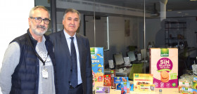 Javier Fesser y Juan Miguel Martínez en el tour por las instalaciones de Galletas Gullón.