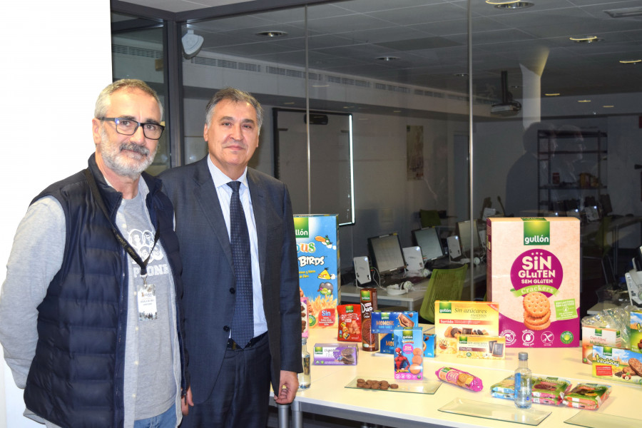 Javier Fesser y Juan Miguel Martínez en el tour por las instalaciones de Galletas Gullón.