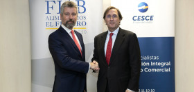 El presidente de Fiab, Tomás Pascual Gómez-Cuétara, y el presidente de Cesce, Fernando Salazar Palma, durante la firma del primer acuerdo de colaboración.